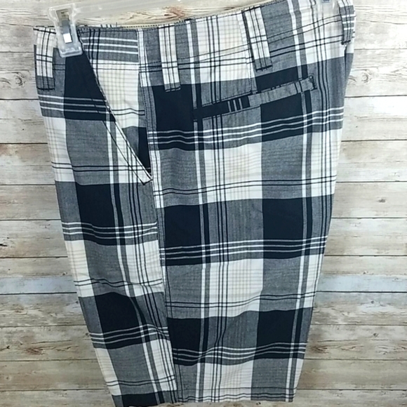 Roebuck and Co, Men's Blk/White Plaid shorts, Size 36 waist - Picture 3 of 7